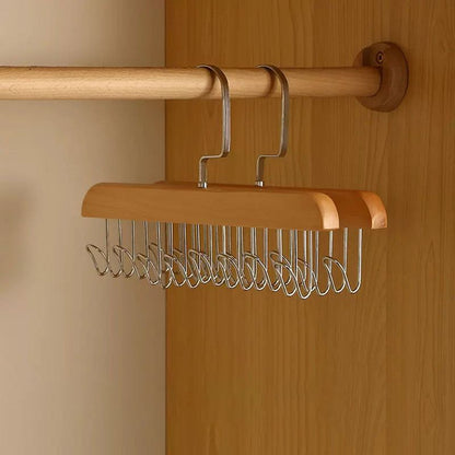 Dřevěný věšák s více háčky pro elegantní uspořádání 
