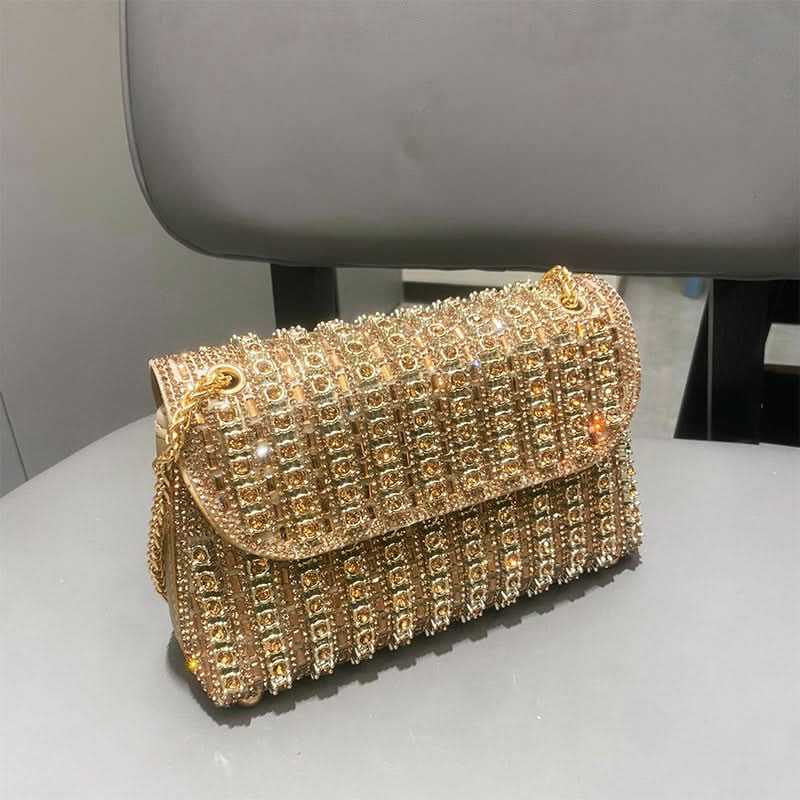 Skab lys om aftenen med denne glamourøse clutch med rhinsten 