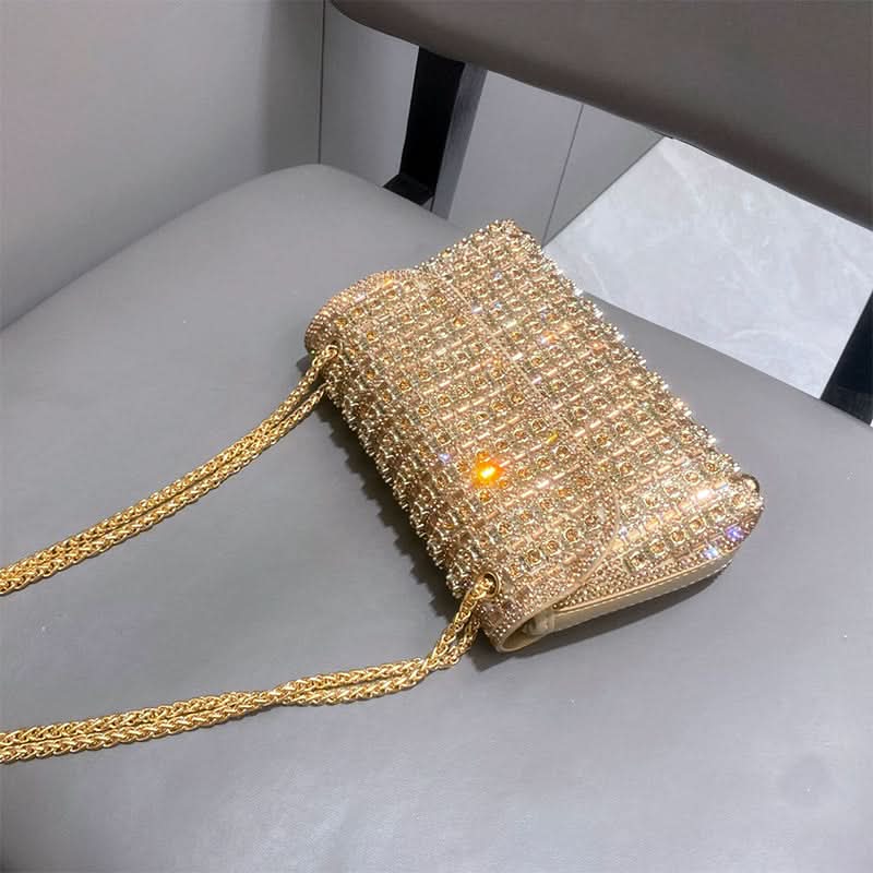 Skab lys om aftenen med denne glamourøse clutch med rhinsten 