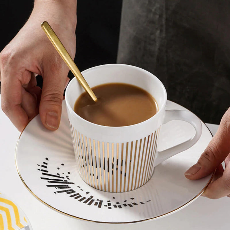 秘密を明かすカップのあるスタイリッシュなカフェ 