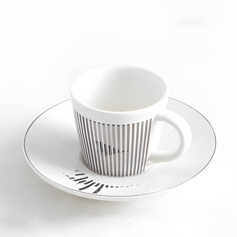 秘密を明かすカップのあるスタイリッシュなカフェ 