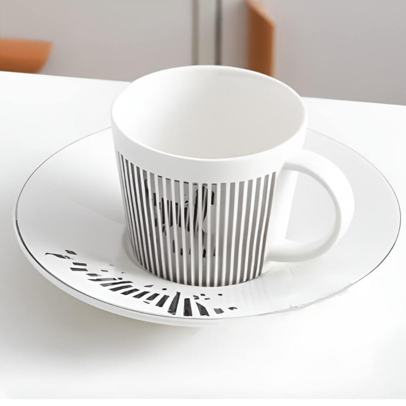 秘密を明かすカップのあるスタイリッシュなカフェ 