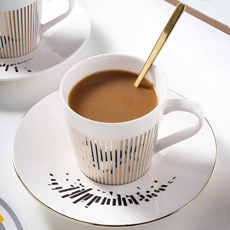 秘密を明かすカップのあるスタイリッシュなカフェ 