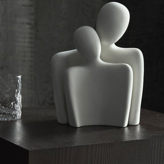 Moderne skulptur som symboliserer bånd og ømhet